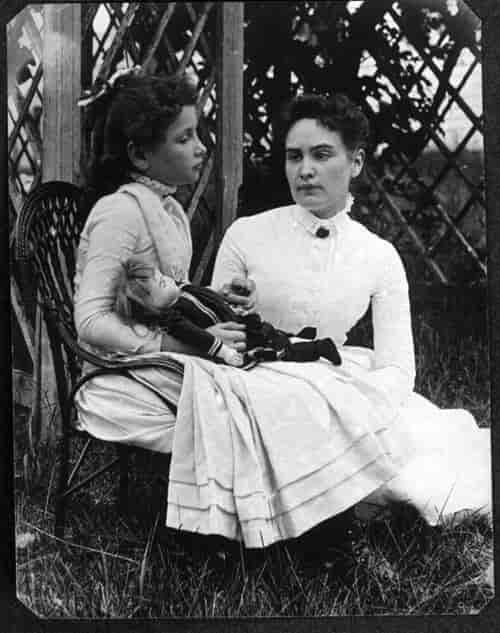 Helen Keller con Anne Sullivan, luglio 1888. Immagine in pubblico dominio.