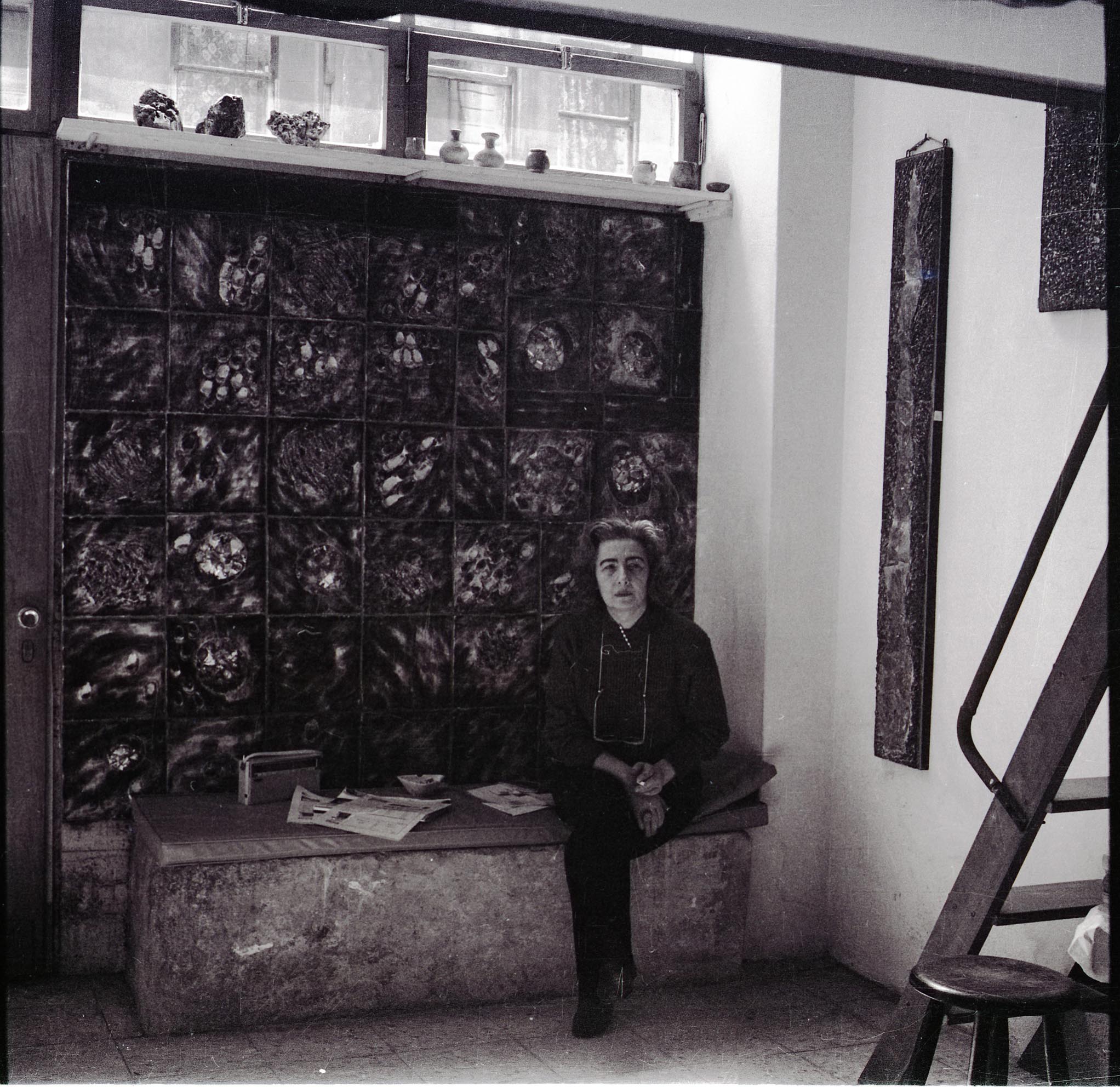 Füreya Koral nel suo studio, 1965.