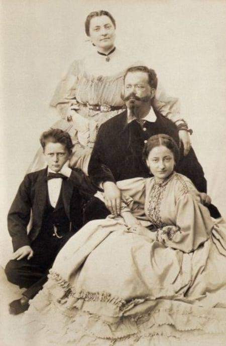 Rosa Vercellana ritratta con Vittorio Emanuele II e i loro figli Vittoria Guerrieri (1848-1905) ed Emanuele Alberto Guerrieri (1851 – 1894) 