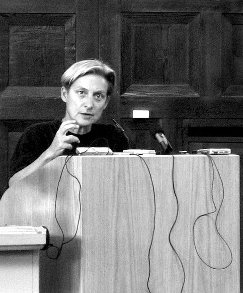 Judith Butler tiene una lezione all'Università di Amburgo, Aprile 2007 (Immagine su<a href=