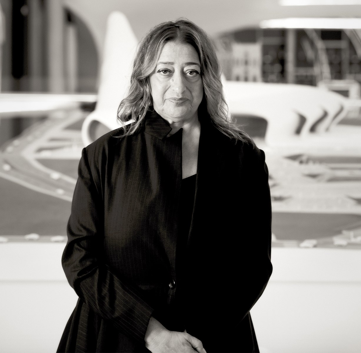 Zaha Hadid al Centro Heydar Aliyev a Baku (Azerbaigian), 2013. <br>Fonte: <a href=https://it.wikipedia.org/wiki/File:Zaha_Hadid_in_Heydar_Aliyev_Cultural_center_in_Baku_nov_2013.jpg>Wikimedia Commons</a>.