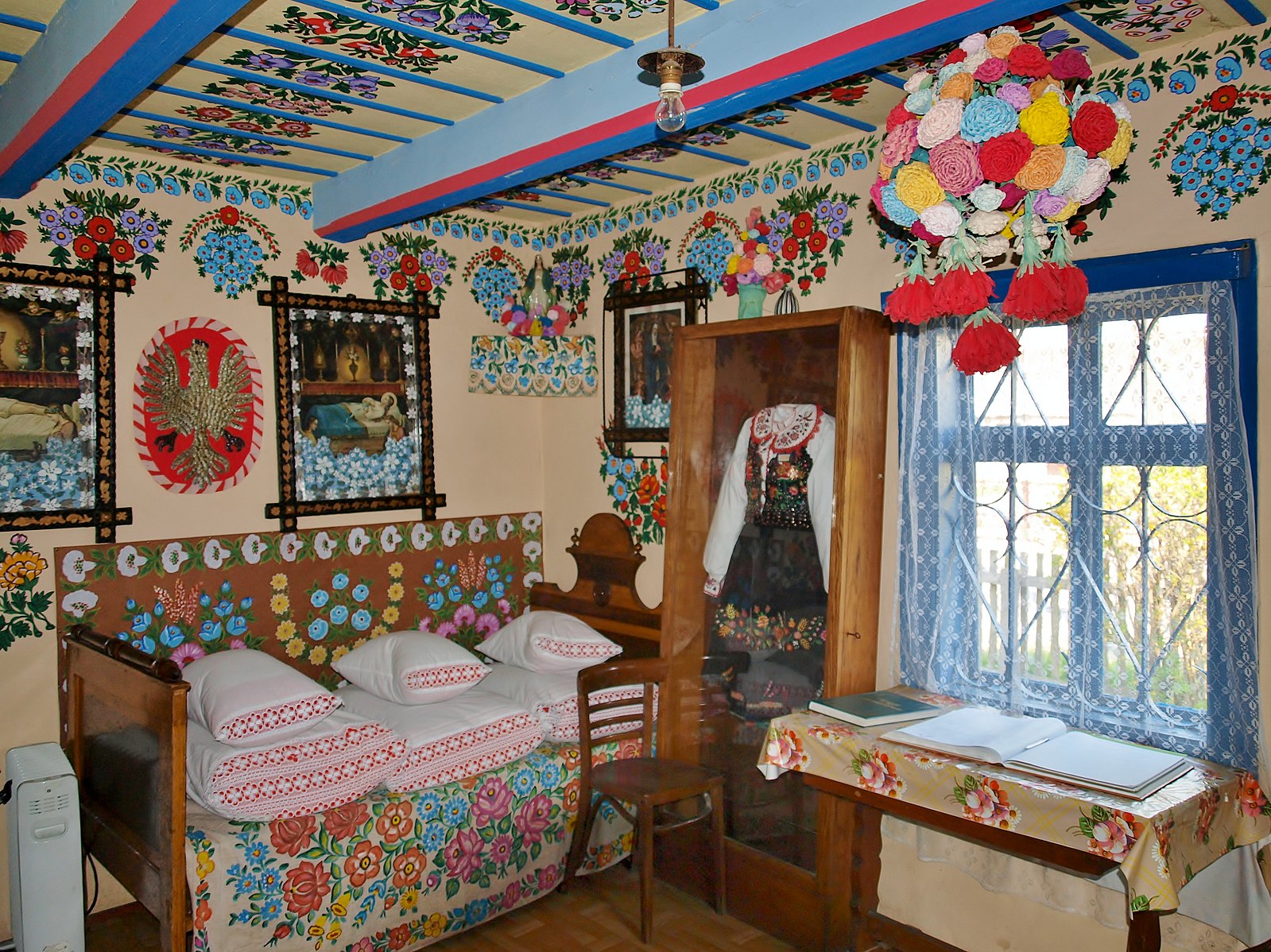 Museo di Zalipie, stanza della fattoria di Felicja Curyłowa