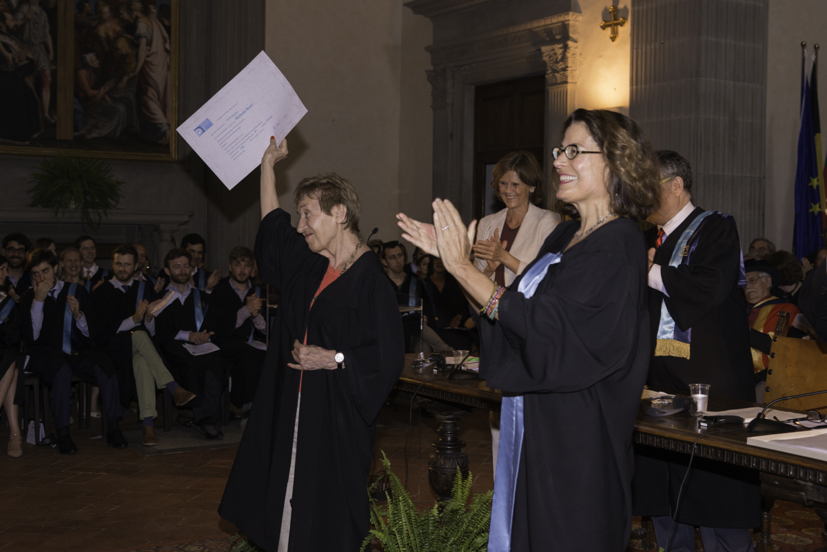 Michelle Perrot e Laura Lee Downs. 
<br>Fonte: <a href=https://commons.wikimedia.org/wiki/File:Michelle_Perrot_and_Laura_Lee_Downs._(27030681444).jpg>Wikimedia Commons</a>, <a href=https://creativecommons.org/licenses/by-sa/2.0/>CC BY-SA 2.0</a>.