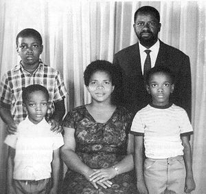 Celina Simango con la sua famiglia