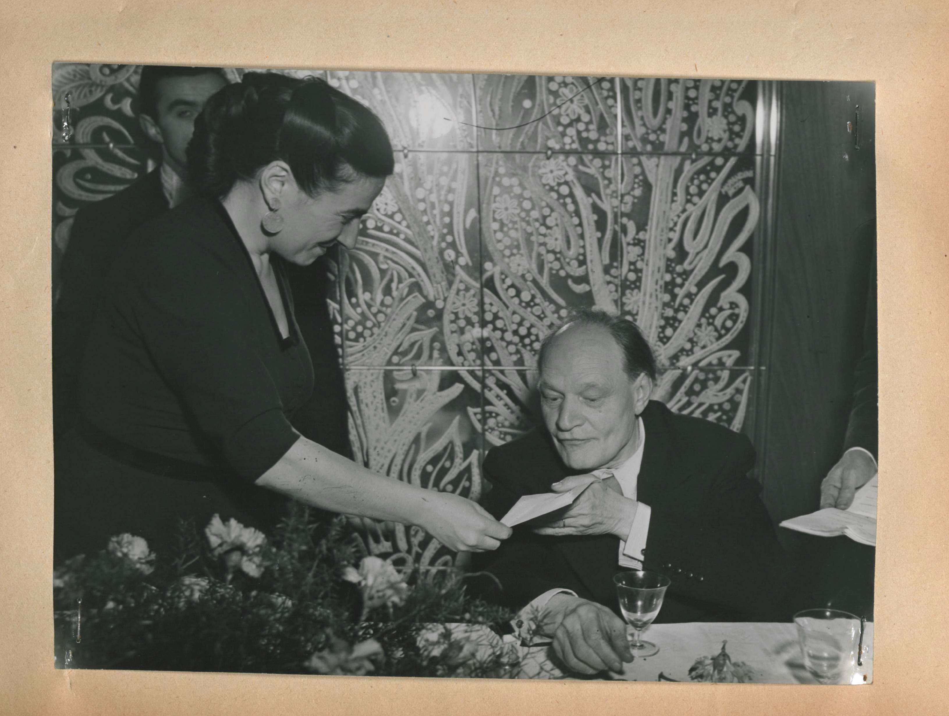 Germana Marucelli proclama Giuseppe Ungaretti vincitore della, prima edizione del premio San Babila, 1948. © Fotografia Publifoto, Archivio Germana Marucelli 

