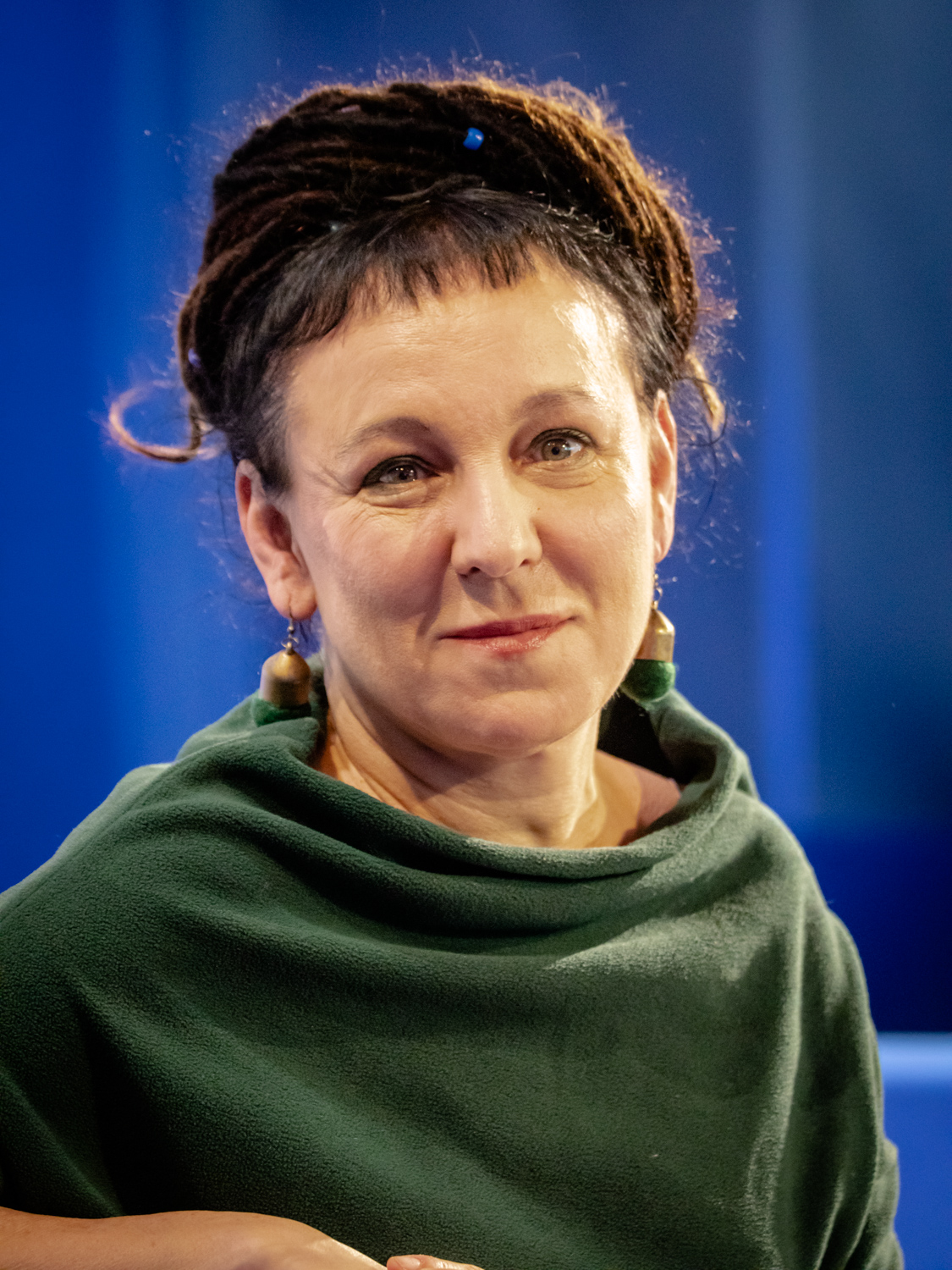 Olga Tokarczuk alla Fiera del libro di Francoforte nel 2019. <br>
Fotografia di Harald Krichel, <a href=https://creativecommons.org/licenses/by-sa/4.0>CC BY-SA 4.0</a>, da Wikimedia Commons