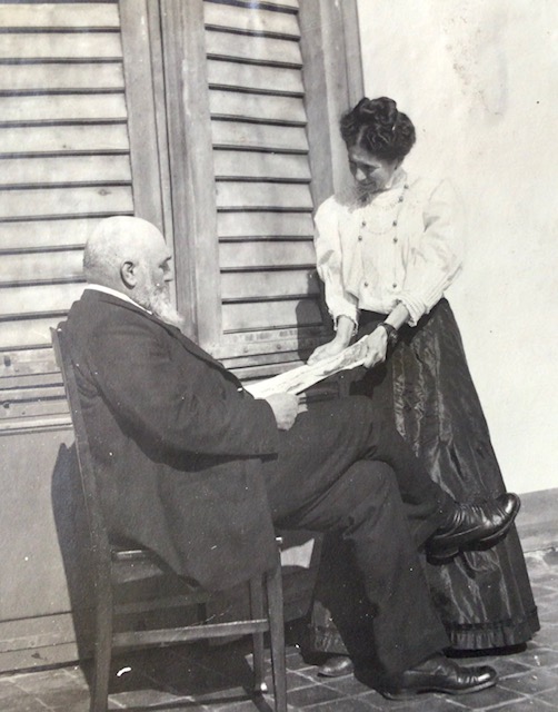 Foto di Alice con il marito Leopoldo, fatta tra il 1907 e il 1910 da <a href=https://www.enciclopediadelledonne.it/edd.nsf/biografie/mary-douglas-hamilton>Mary Douglas Hamilton</a>.
Per gentile concessione dell'Archivio Famiglia Rosamund Ingoldby Bance, Keagrave, Ipswhich, Suffolk.