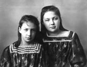  Anastasija Cvetaeva e Marina Cvetaeva, 1905, Crimea, Yalta 
