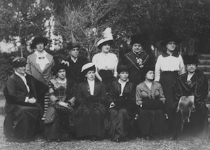 Foto di gruppo dell'Associazione Femminile Senese in occasione del Cinquantenario.  
Imperiera Serpieri  (al quarto posto da destra), Maria Masi Prunai, vicepresidente (al terzo posto da destra).