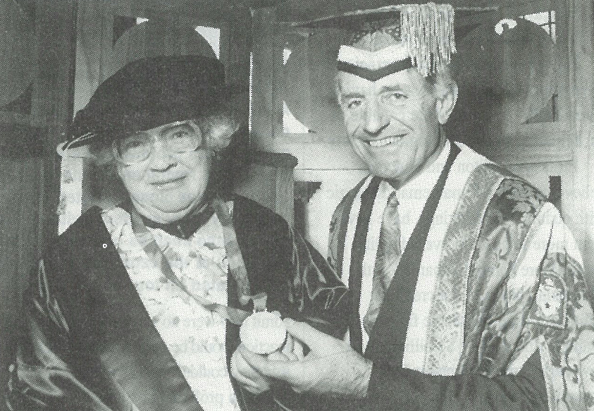 Janet Frame (a sinistra) dopo aver ricevuto una Medaglia dalla Massey University il 14 ottobre 1993. Con lei il rettore Hugh Williams. Fotografo sconosciuto, CC BY 3.0 NZ, <a href=https://creativecommons.org/licenses/by/3.0/nz/deed.en>via Wikimedia Commons</a>.