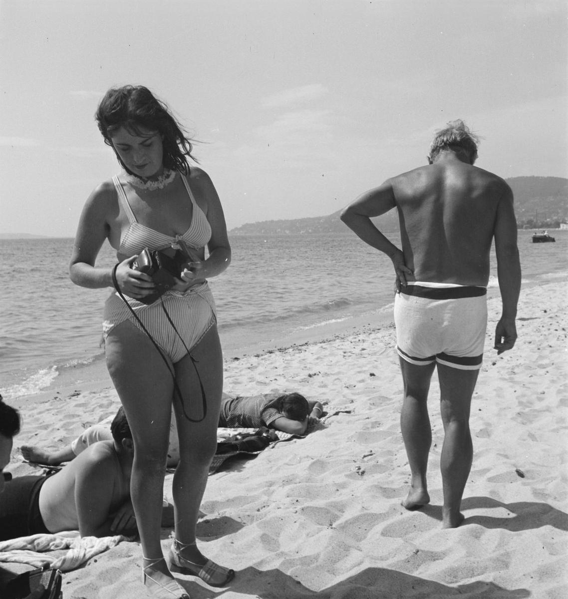 Fotografia di Dora Maar e Pablo Picasso sulla spiaggia, settembre 1937. Eileen Agar 1899-1991 Presented to Tate Archive by 