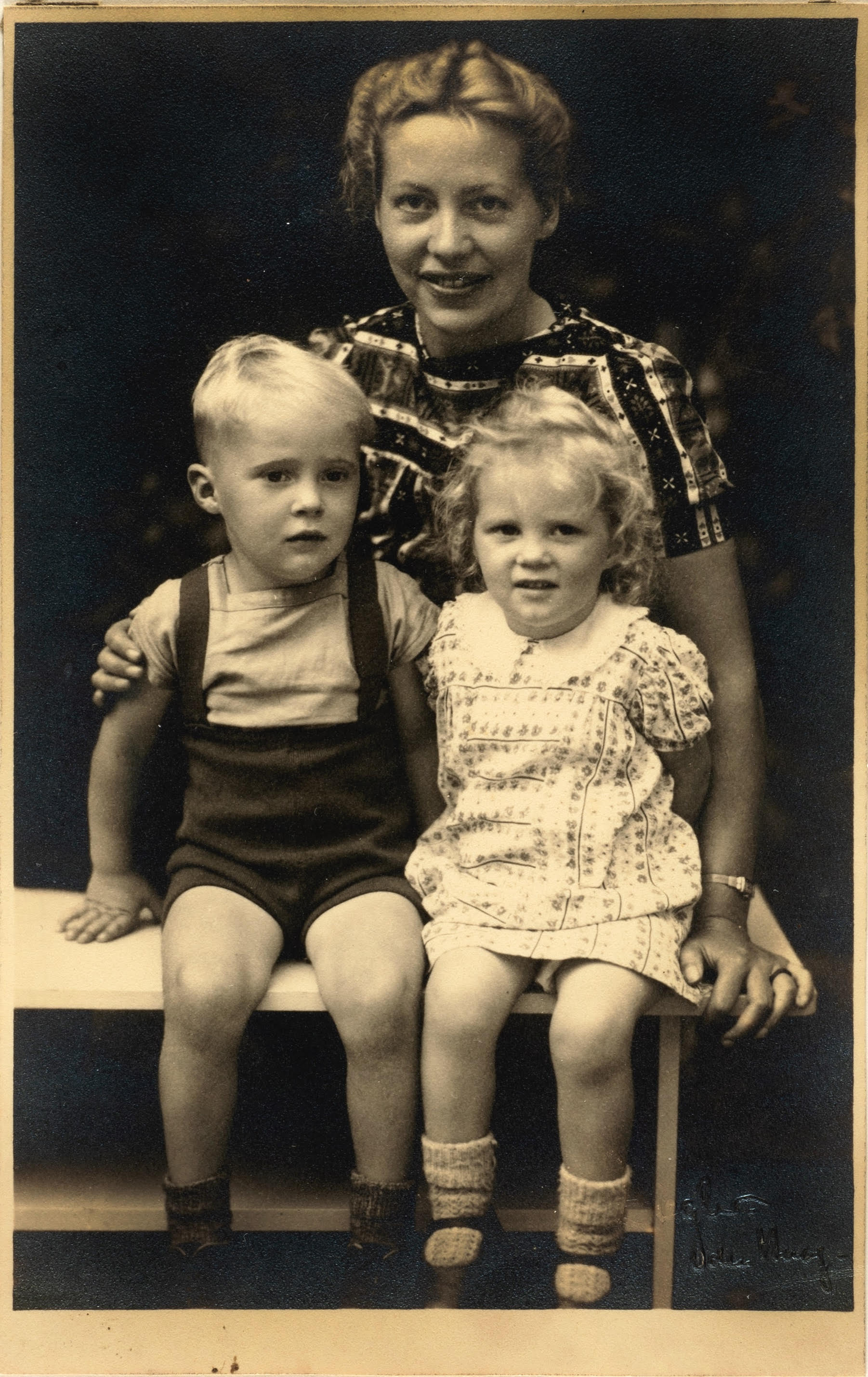 Aat Breur con Wim e Dunya, (foto scattata nell'estate 1945,  di ritorno da Ravensbrück e prima di partire per Davos).