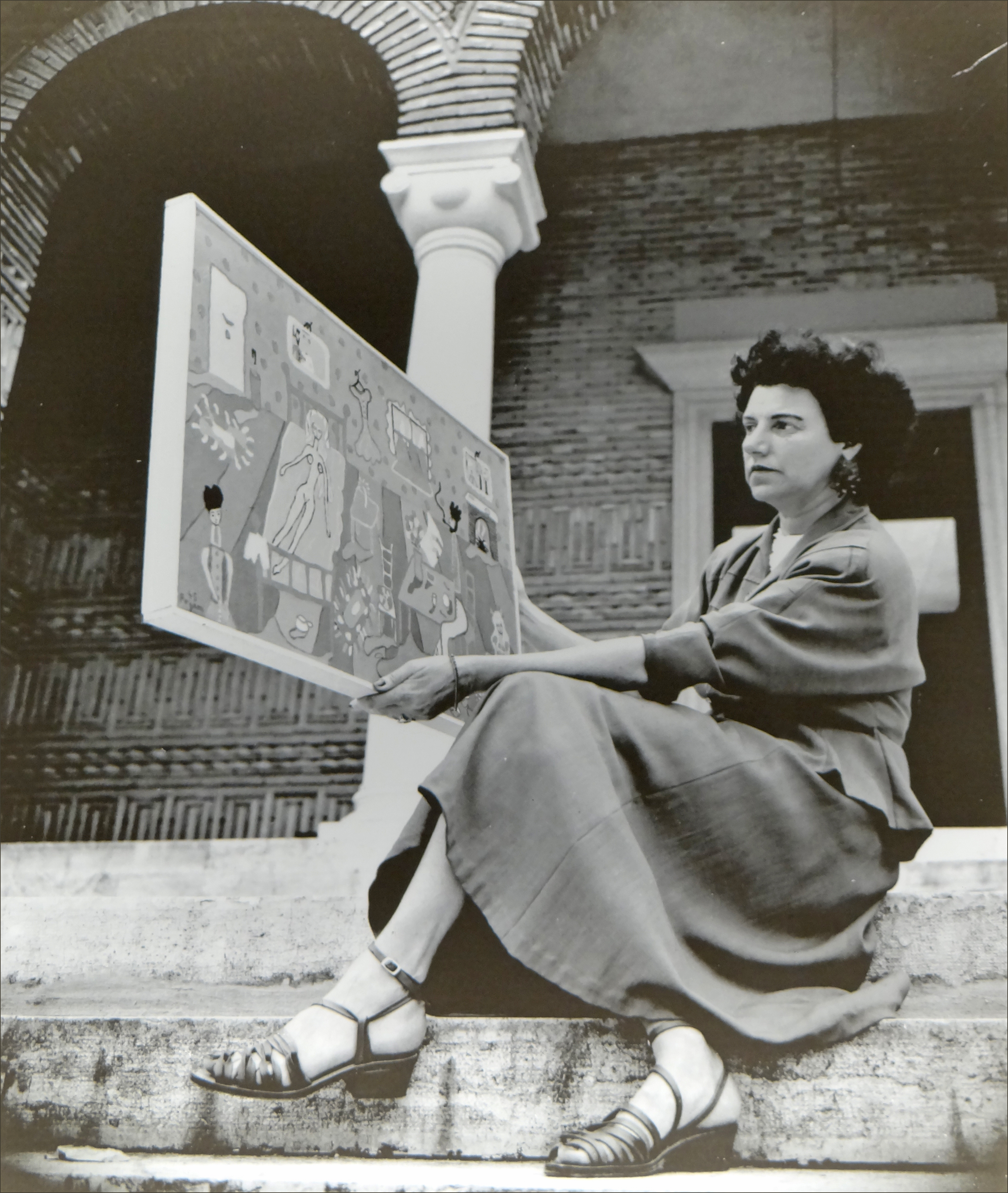 Peggy Guggenheim all'entrata del padiglione della Grecia nel 1948, (24esima Biennale di Venezia)