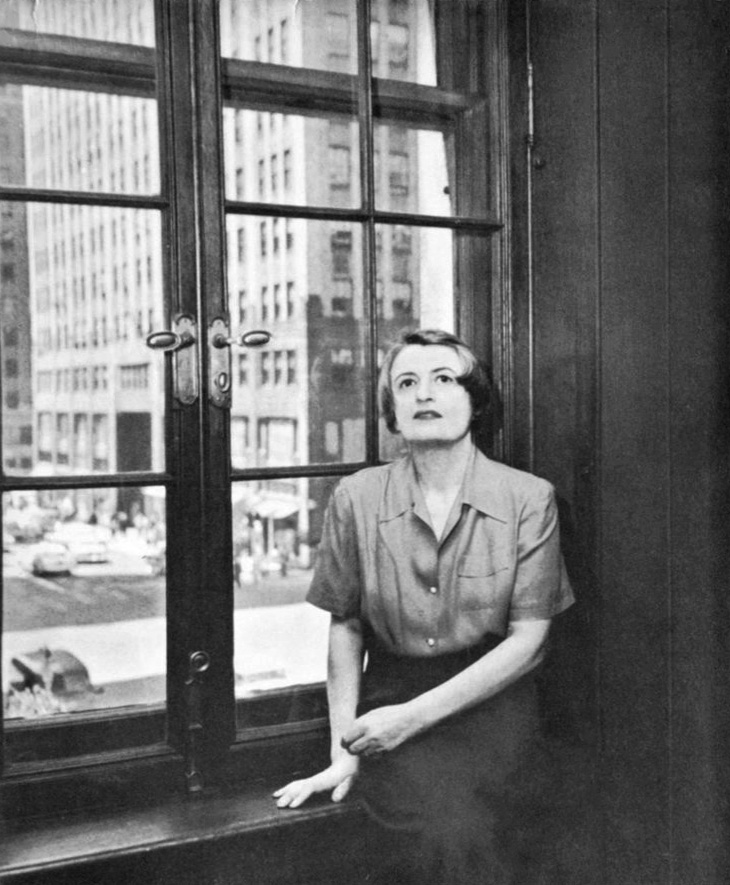 Ritratto fotografico di Ayn Rand usato per la prima edizione del suo romanzo Atlas Shrugged (1957).