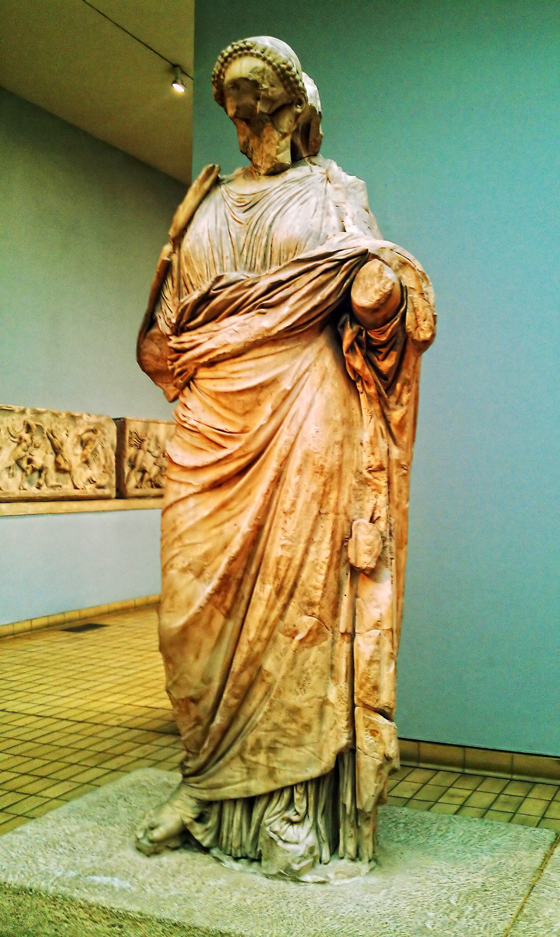 Statua di donna proveniente dal Mausoleo di Alicarnasso e solitamente identificata con Artemisia. Marmo, 350 AC, British Museum.