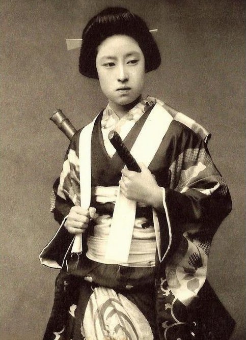 Attrice o geisha che posa nel ruolo di Nakano Takeko, 1870 circa.