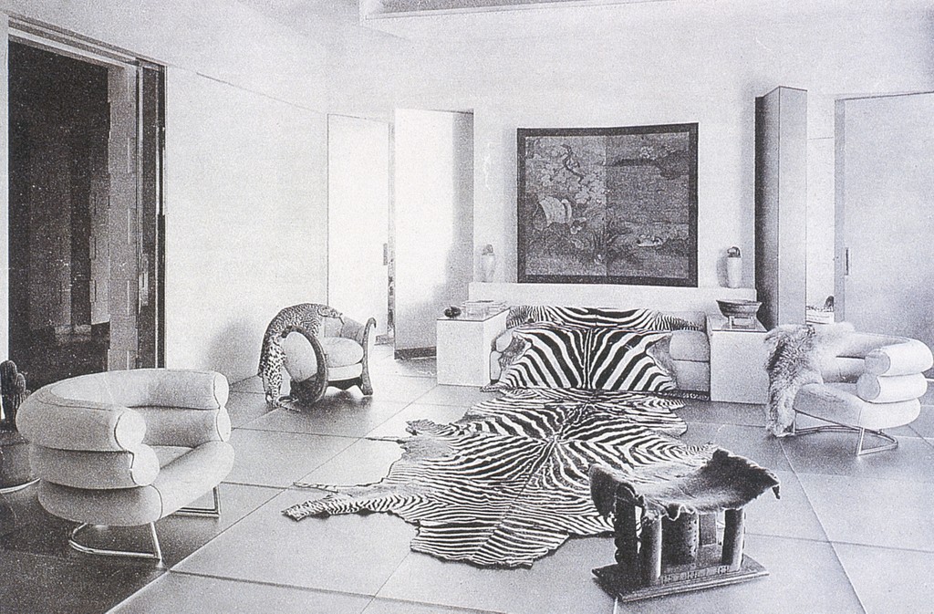 Serpent chair nell'appartamento Rue de Lota, 1933. Design di Eileen Gray.