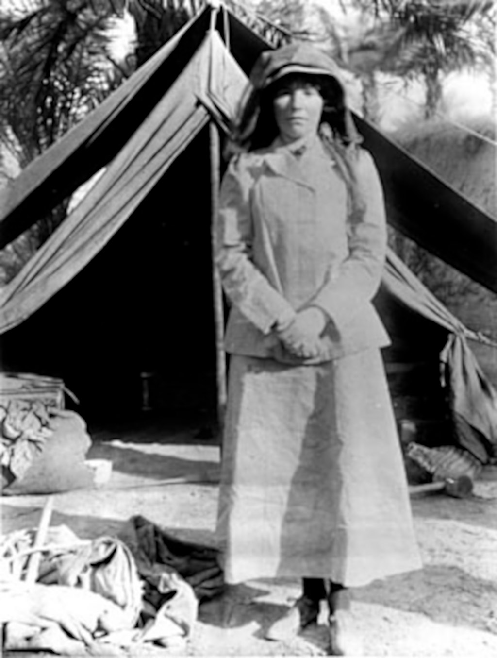 Gertrude Bell in Iraq, 1909 (Immagine in Pubblico dominio)
