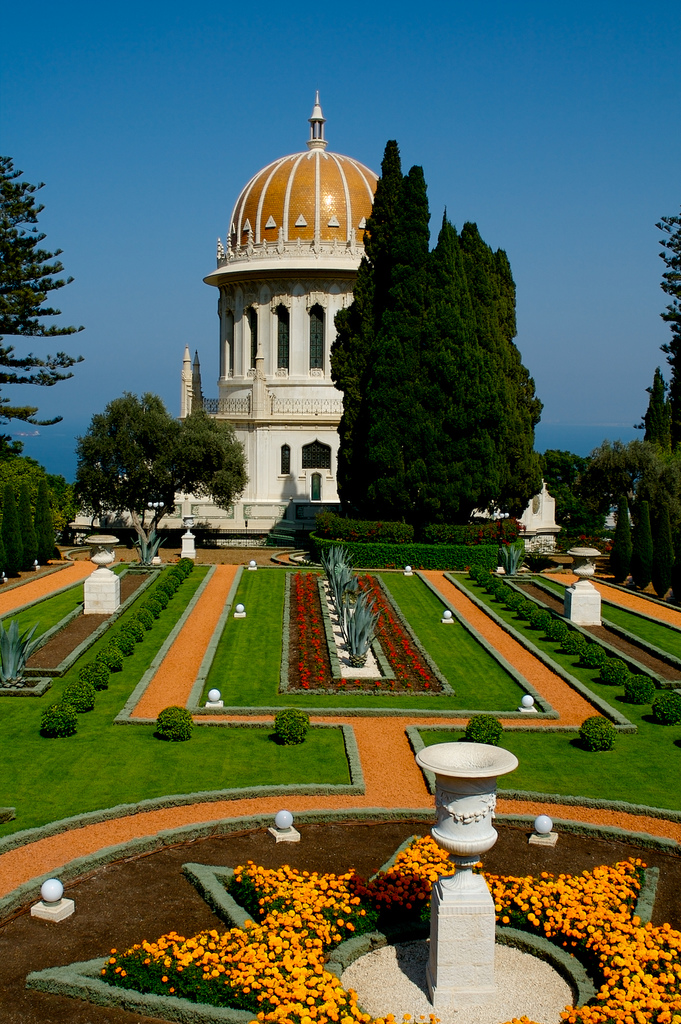 Mausoleo del Bab (Haifa, Israele)<br>
Fotografia di <a href=https://commons.wikimedia.org/wiki/File:Shrine_of_the_Bab.jpg>Ana Ulin da Zurigo, Svizzera</a>, <a href=https://creativecommons.org/licenses/by-sa/2.0>CC BY-SA 2.0</a>, via Wikimedia Commons