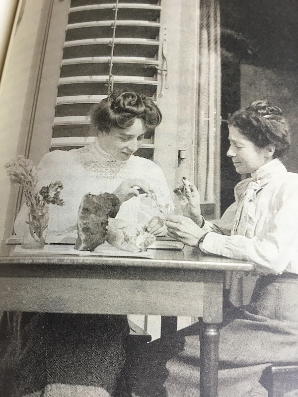 Mary Douglas Hamilton alla villa Montesca con Alice Hallgarten, 1907-1909. Archivio Famiglia Rosamund Ingoldby Bance, Keagrave, Ipswhich, Suffolk, per gentile concessione