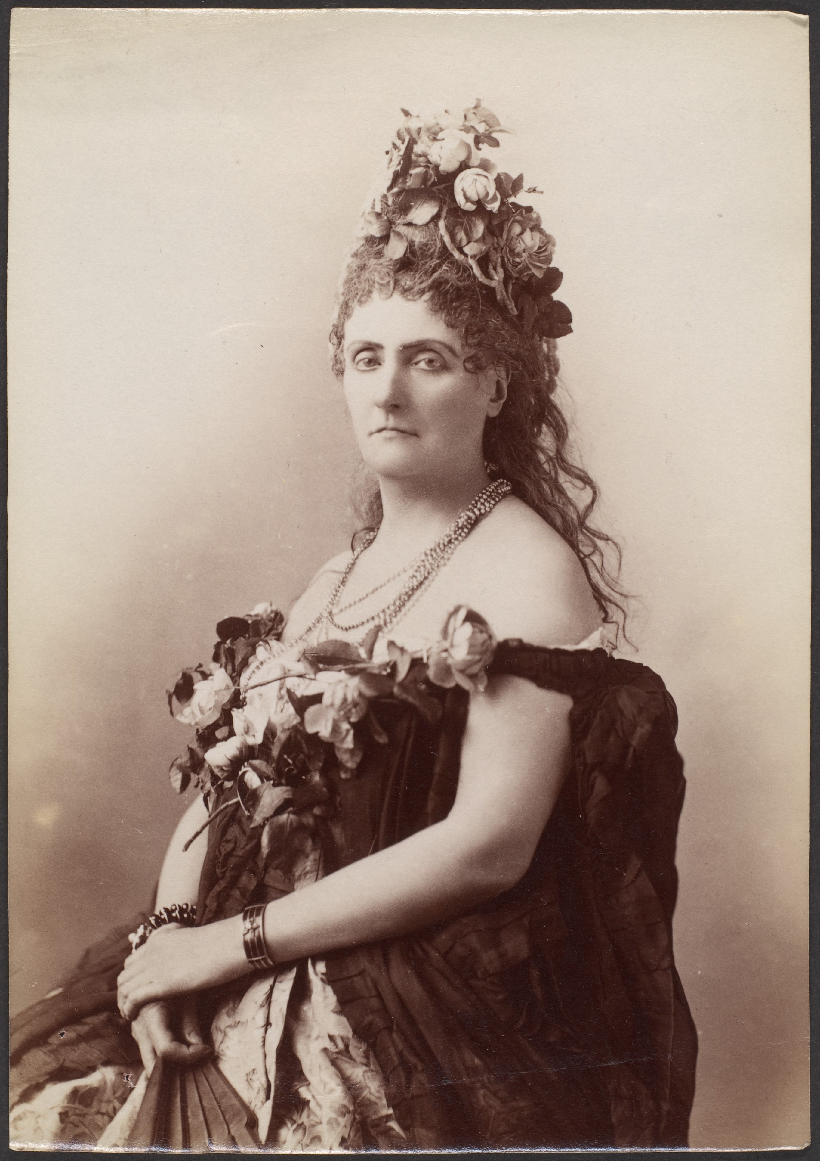 Contessa di Castiglione, dalla serie Le Série des Roses - fotografata da Pierre-Louis Pierson.