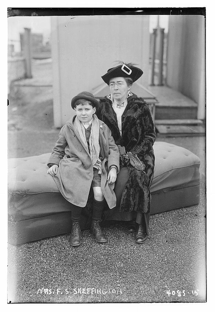 Mrs. F.S. Skeffington con suo figlio, 1915/1920.