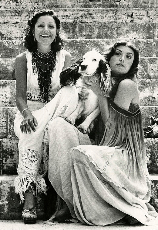 Mia Martini (a sinistra) con la sorella Loredana Berté sulle scale del Palazzo della Civiltà Italiana di Roma. Circa 1973.
<br>Fonte: <a href=https://commons.wikimedia.org/wiki/File:Mia_Martini_and_Loredana_Bert%C3%A9.jpg>Wikimedia Commons</a>.