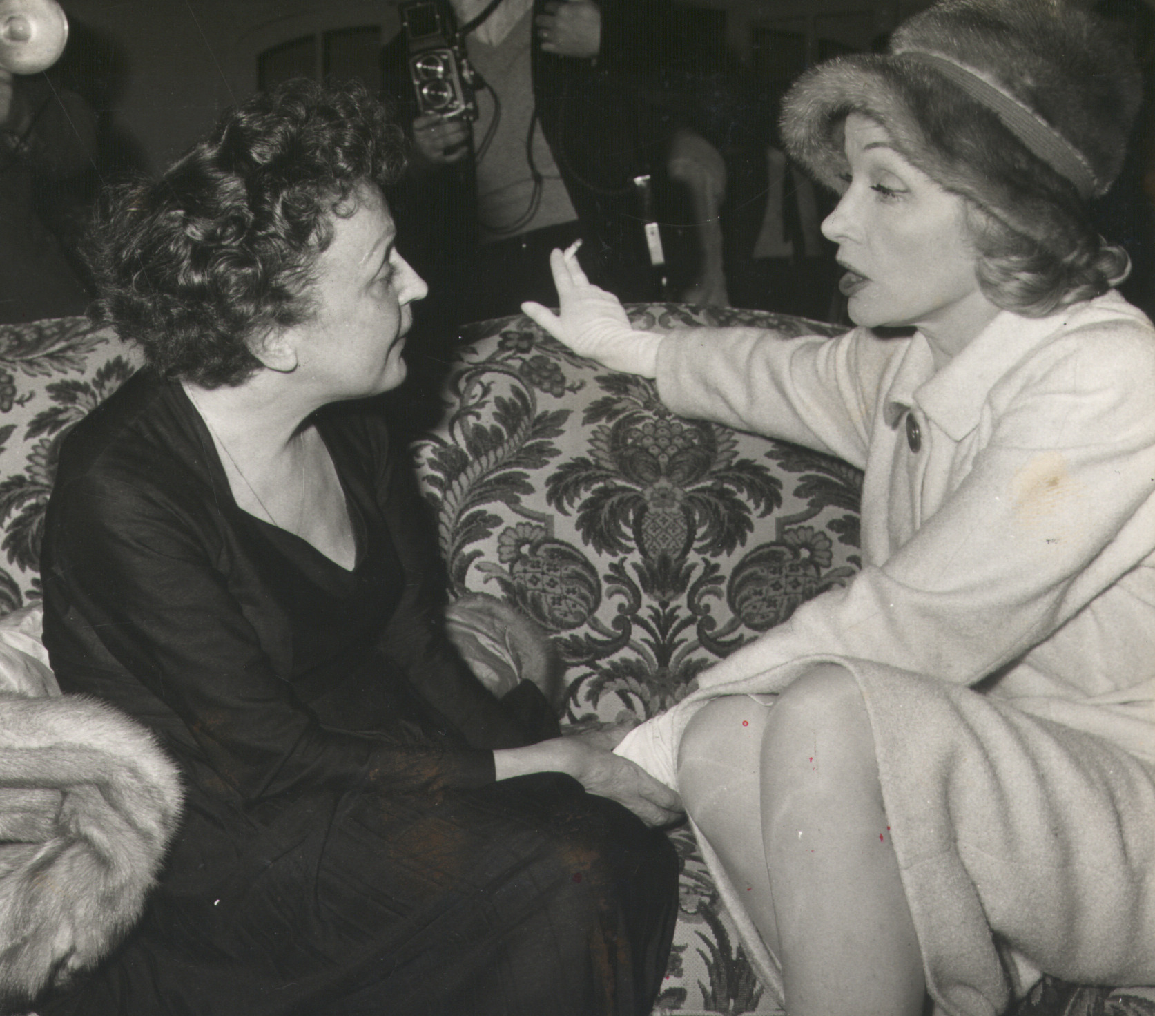 Édith Piaf e Marlene Dietrich nel 1959. <br>
Immagine in pubblico dominio. Fonte: <a href=https://commons.wikimedia.org/wiki/File:Edith_Piaf_e_Marlene_Dietrich,_1959.tif?page=1>Wikipedia</a>.