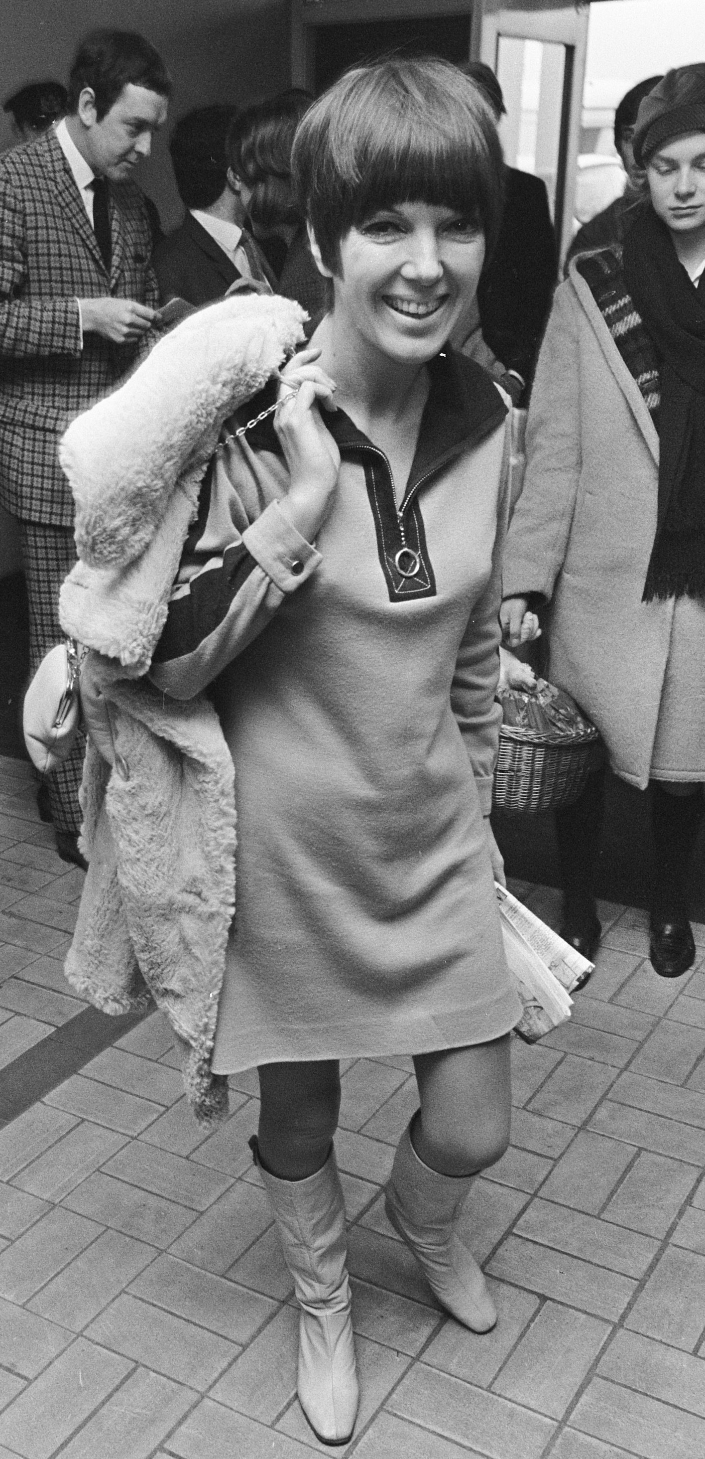 Mary Quant con un mini abito disegnato da lei, 1966.