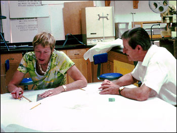 Joanne Simpson studia i dati del Global Atmospheric Research Program Atlantic Tropical Experiment insieme a Claude Ronne.
<br>Fonte: <a href=https://earthobservatory.nasa.gov/features/Simpson/simpson5.php>earthobservatory.nasa.gov</a>.