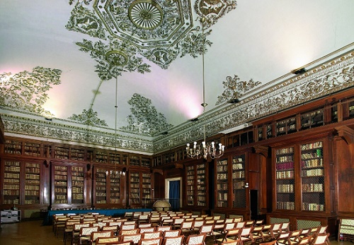 Sala dei libri rari nella Biblioteca Nazionale di Napoli.