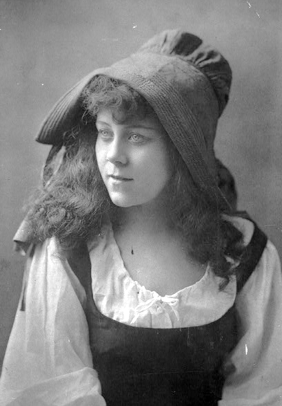 Loie Fuller in Caprice, uno spettacolo di  Howard P. Taylor, messo in scena al Royal Globe Theatre a Londra nel 1889.