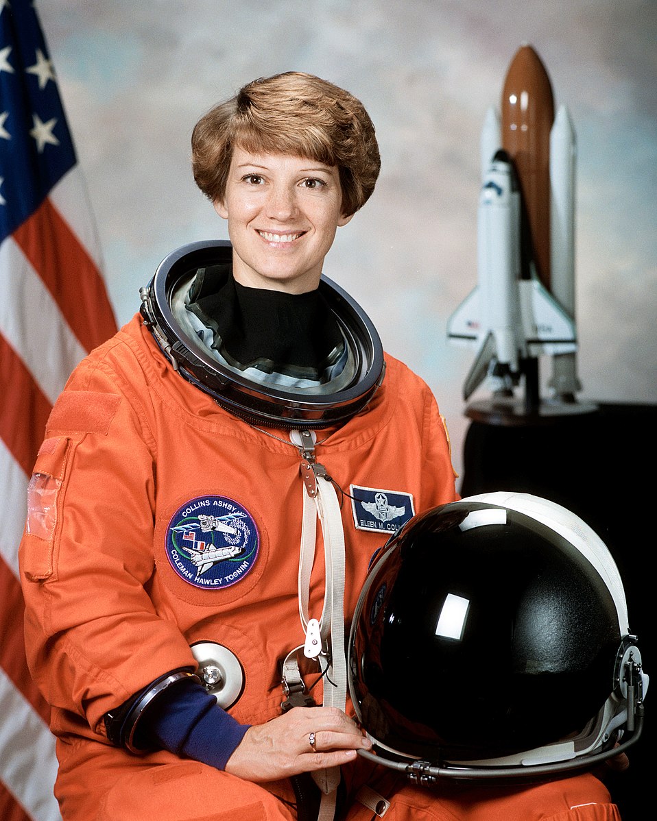 La Comandante Eileen Marie Collins indossa la divisa Launch and Entry Suit (LES), 1998.