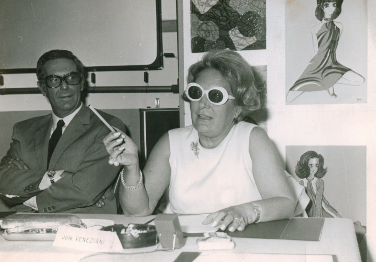 Jole Veneziani in una conferenza all'istituto Marangoni nel 1968