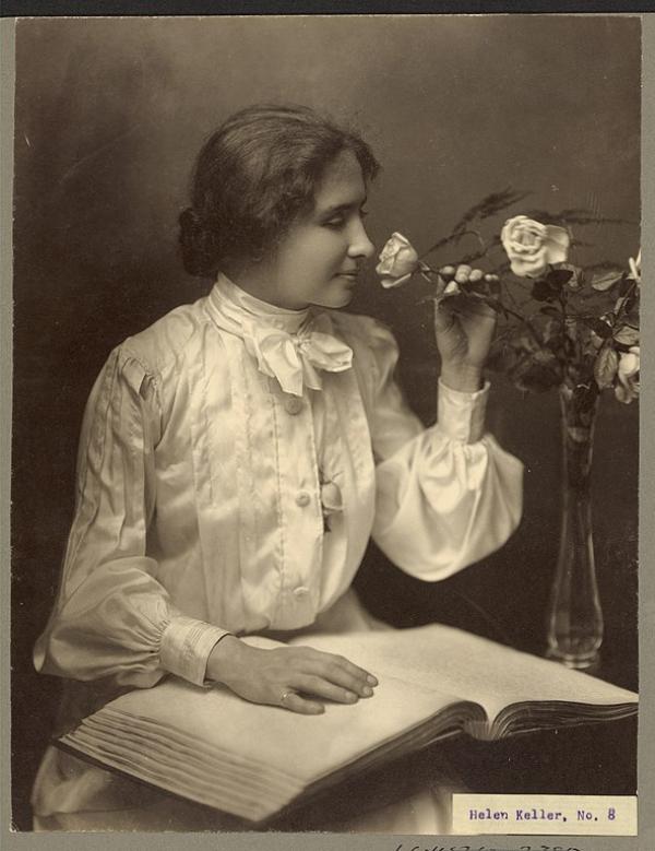 Helen Keller, Whitman Studio, fotografo, 1904.
Fonte Wikimedia Commons: foto di pubblico dominio.