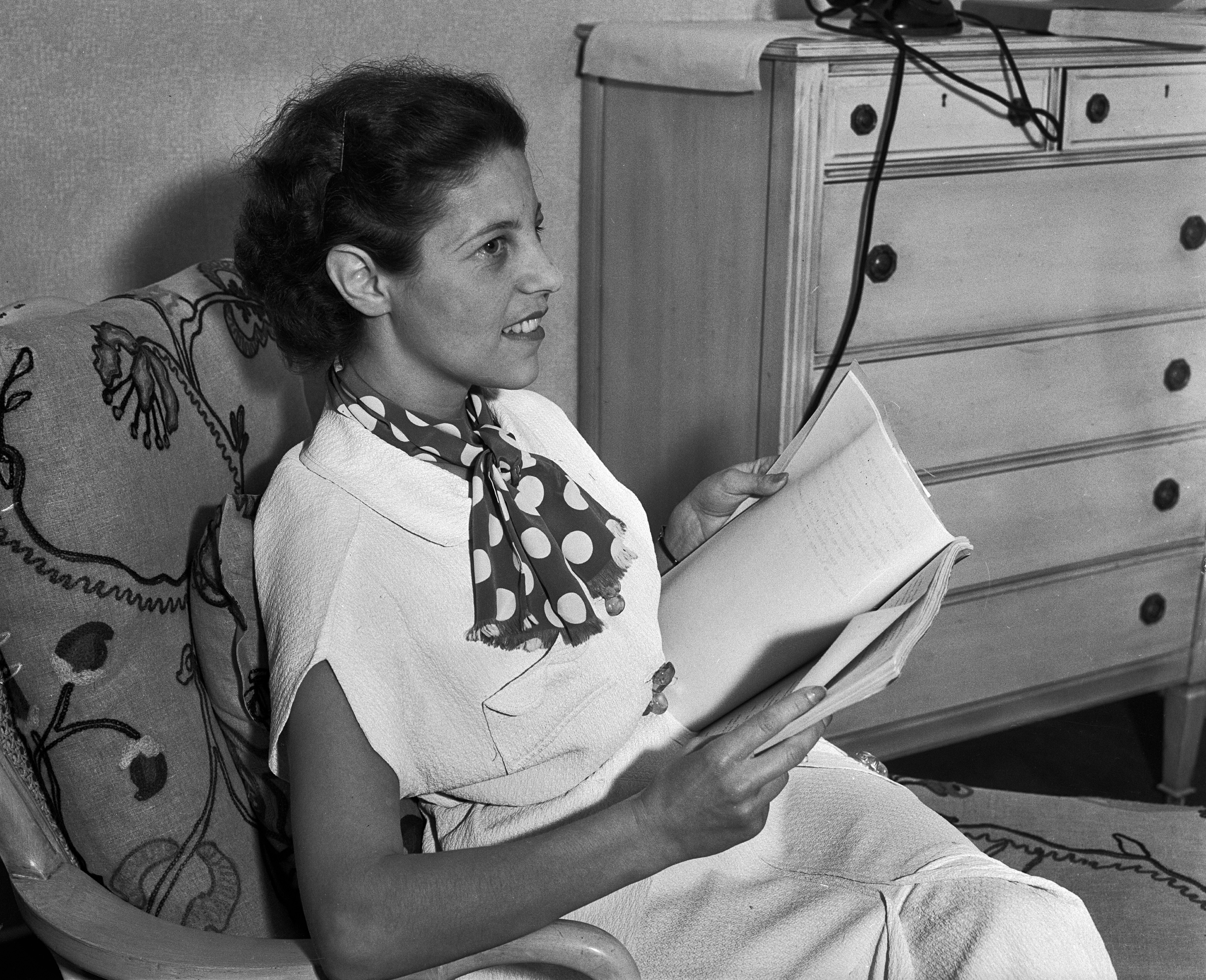 Tess Slesinger tiene in mano un dattiloscritto rilegato.<br>
© University of California, Los Angeles. Library. Department of Special Collections