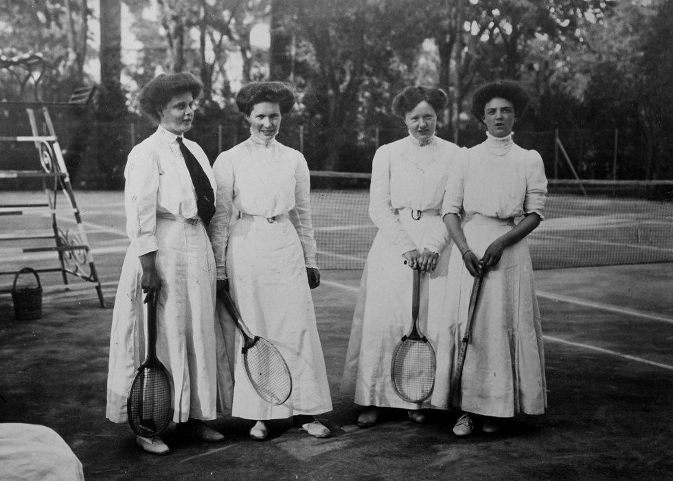 Tenniste italiane a Firenze nel 1907: Maud Maquay, Margherita de Bellegarde, Rhoda de Bellegarde e Margery Maquay.