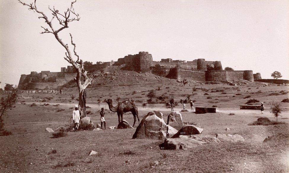 Il forte di Jhansi fotografato da Denn Dayal, 1882 (British Library)