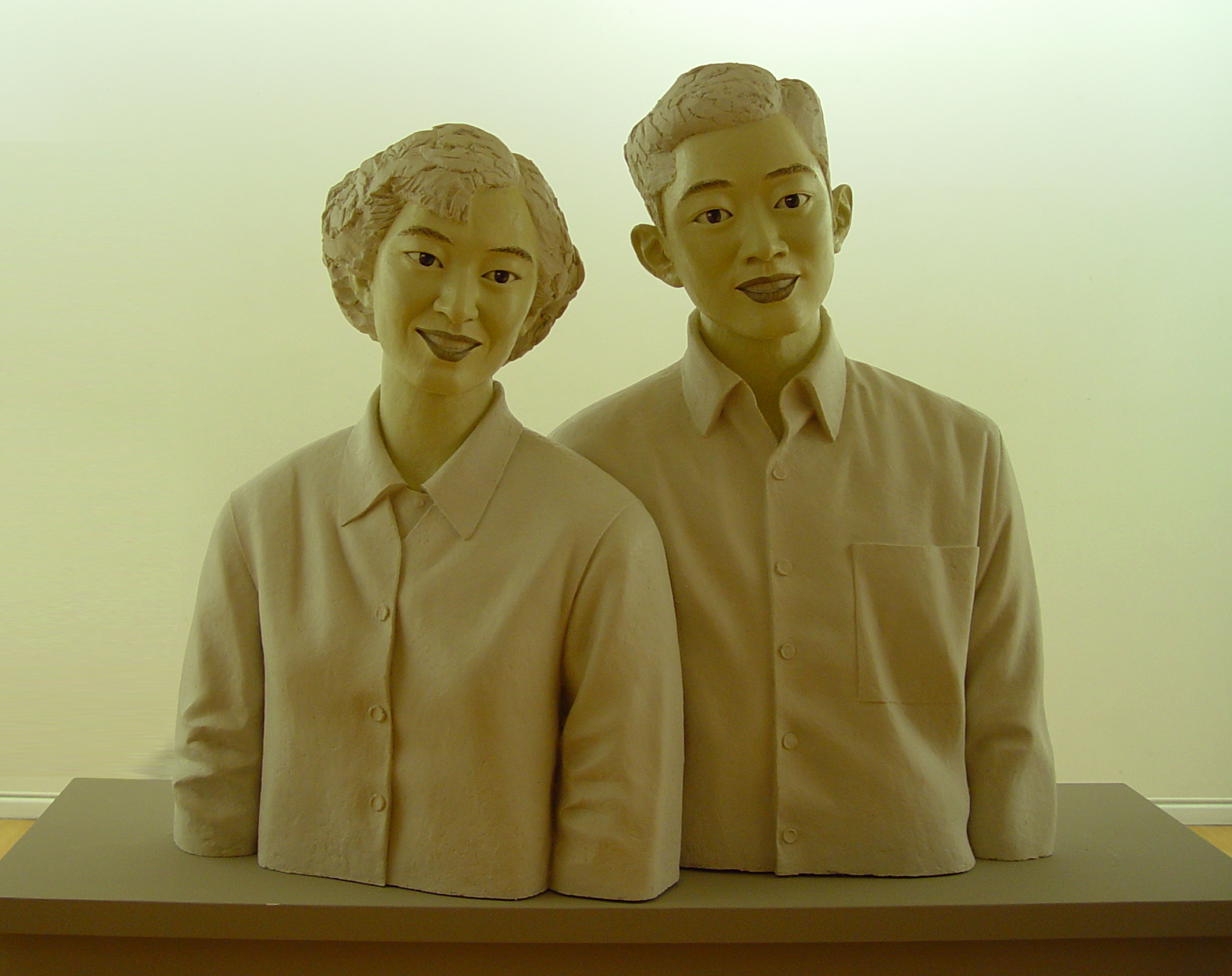 Chen Yanyin, 1963 - Padre e madre, 2006, fibra di vetro.