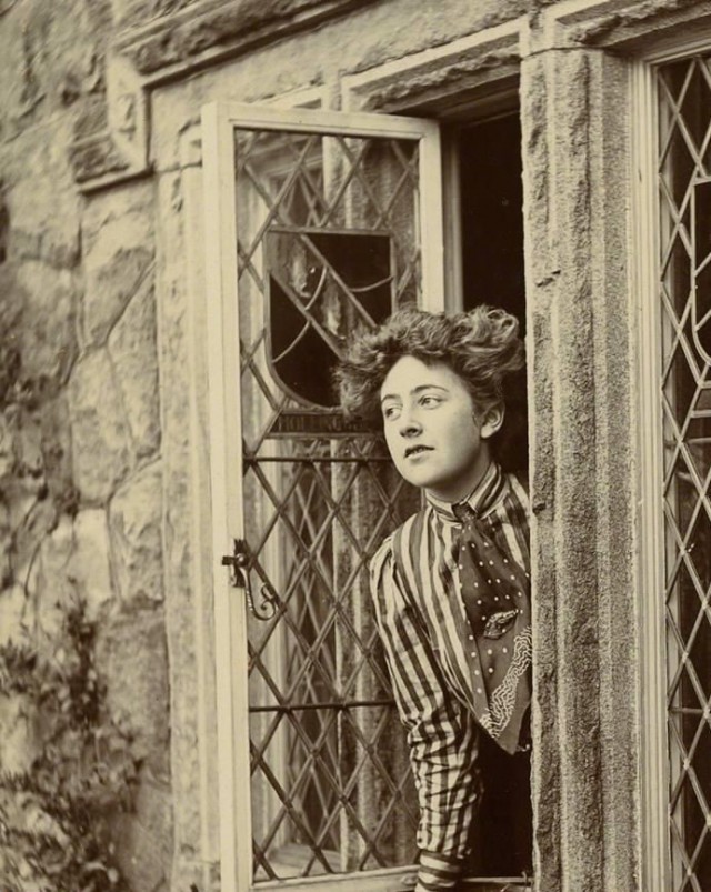 Ritratto di una giovane Agatha Christie, 1910 circa.