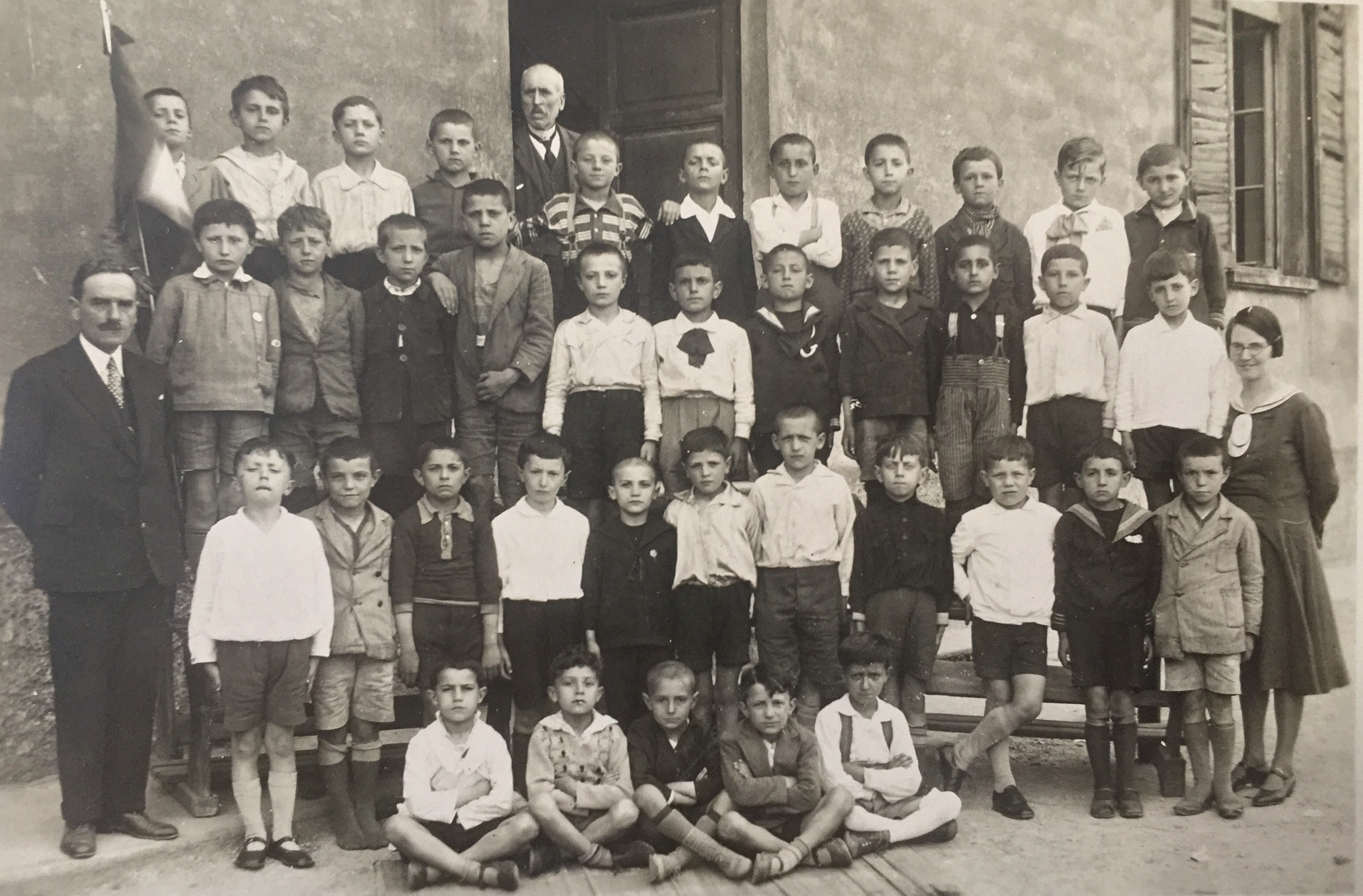 Scuola Serravalle, oggi Barzaghi di Lodi, foto di classe con Giovanna Boccalini a destra (1930)