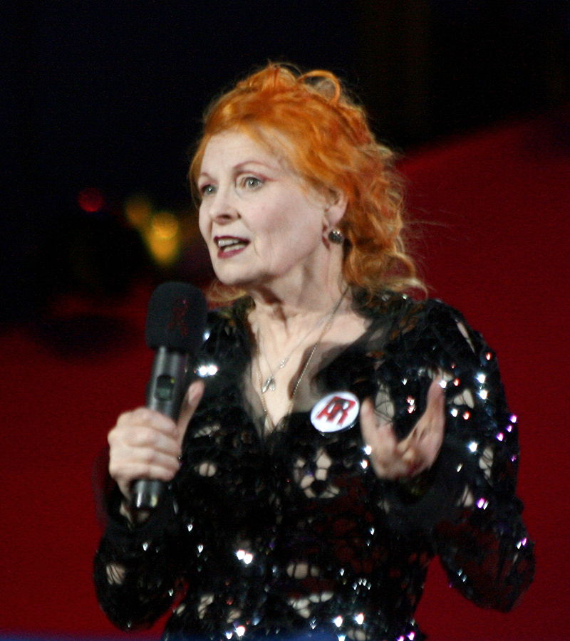 Vivienne Westwood al Life Ball di Vienna (2011). Immagine in pubblico dominio, <a href=https://creativecommons.org/licenses/by-sa/3.0/deed.de>CC BY-SA 3.0</a>, fonte: wikimedia commons. Attribuzione: <a href=https://commons.wikimedia.org/wiki/User:Tsui>Manfred Werner/Tsui</a>.