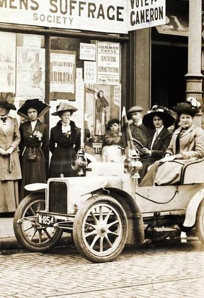  Eleanor Rathbone (terza da sinistra) davanti alla sede delle suffraggette, 1910, Liverpool
 

