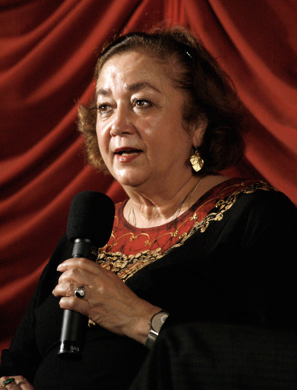 Shahrnush Parsipur parla del suo <em>Zanān bedun-e mardān</em> (<em>Donne senza uomini</em>) al Cinema Gartenbaukino di Vienna. <br>
Immagine in pubblico dominio, <a href=https://creativecommons.org/licenses/by-sa/3.0/deed.en>CC BY-SA 3.0</a>. Fonte: <a href=https://commons.wikimedia.org/wiki/File:Women_Without_Men_03,_Sharnush_Parsipur_(Gartenbaukino,_2010.09.13).jpg>Wikimedia Commons</a>.