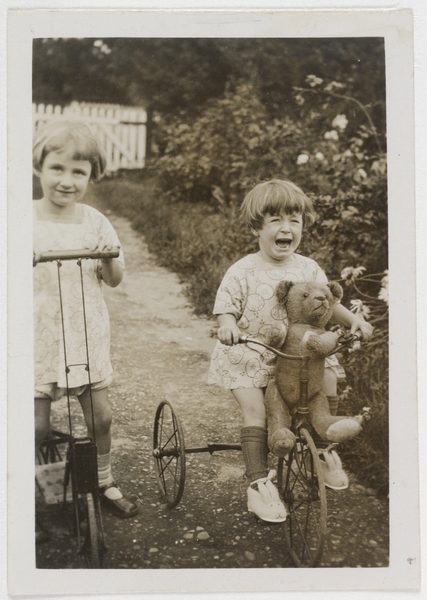Elizabeth Jolley con la sorella minore Madelaine, nel 1927.