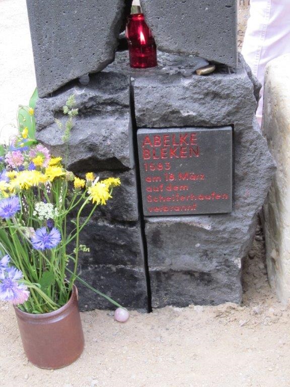 Lapide commemorativa per Abelke Bleken. Fotografia di <a href=https://commons.wikimedia.org/wiki/File:Abelke_Bleken_Hamburg.jpg>Verbum</a>, <a href=https://creativecommons.org/licenses/by-sa/4.0>CC BY-SA 4.0</a>, via Wikimedia Commons