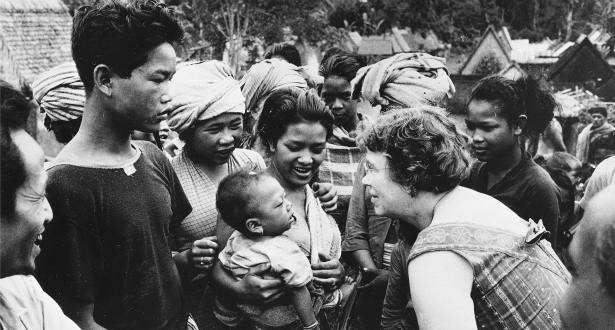 Margaret Mead impegnata nel lavoro sul campo in Samoa. <br>
Immagine in pubblico dominio, <a href=https://creativecommons.org/licenses/by-sa/4.0>CC BY-SA 4.0</a>, via Wikimedia Commons.