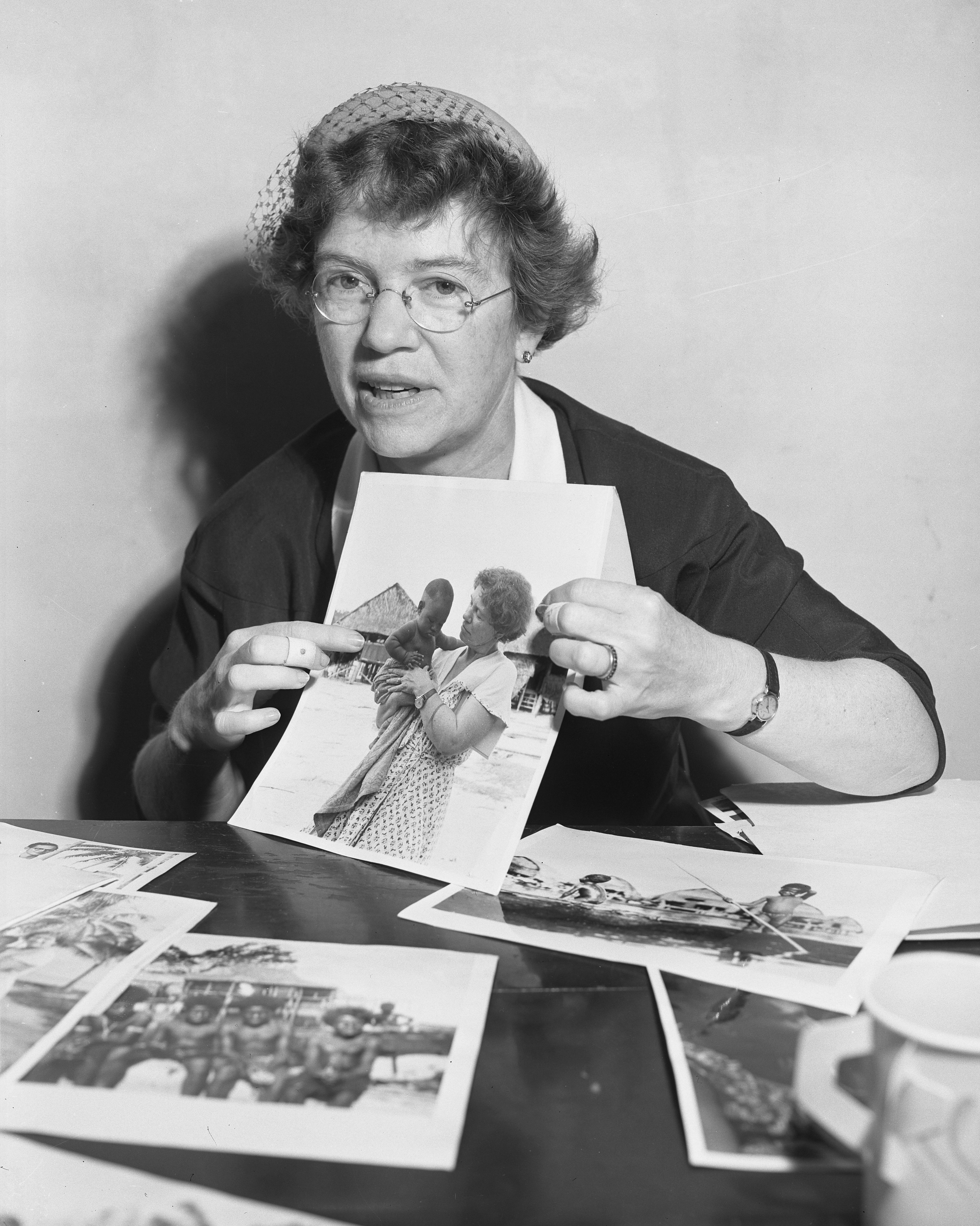 Margaret Mead mostra foto fatte in Africa. <br>
Immagine in pubblico dominio, <a href=https://creativecommons.org/licenses/by-sa/4.0>CC BY-SA 4.0</a>, via Wikimedia Commons.