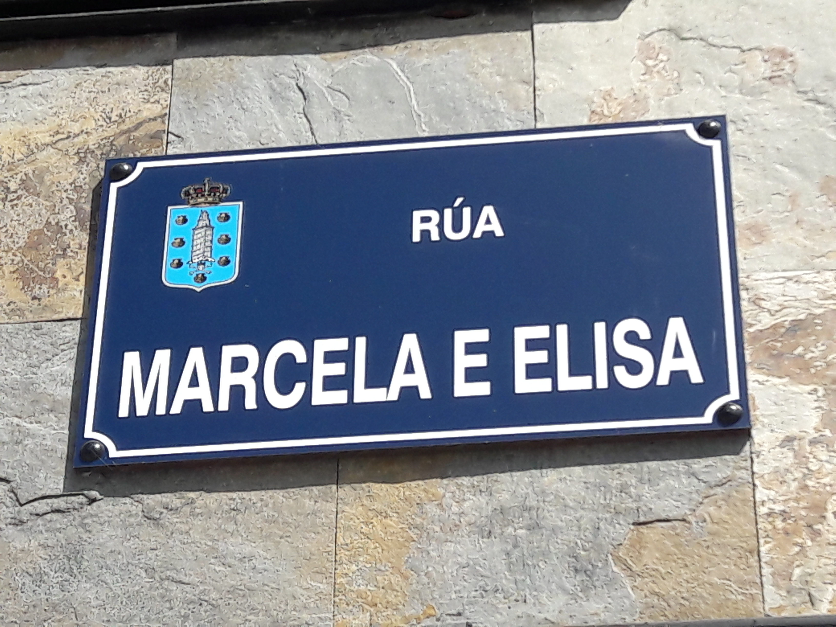 Targa nella via dedicata a Marcela ed Elisa, a Coruña.