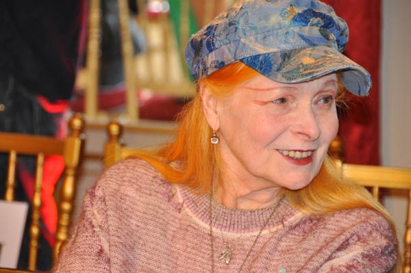 Vivienne Westwood svela la nuova collezione alla residenza dell'ambasciatore britannico a Parigi. <br>
Immagine in pubblico dominio, <a href=https://creativecommons.org/licenses/by-nd/2.0/>CC BY-ND 2.0</a>. Attribuzione: Hervé Grella / Ambassade de Grande-Bretagne.